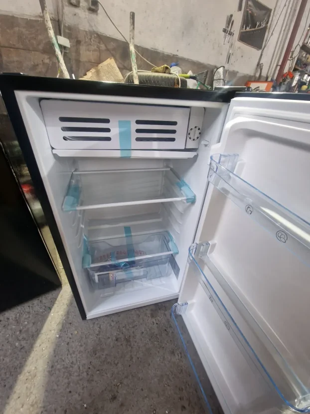 Frizider sa komorom u visini kuhinjskih elemenata