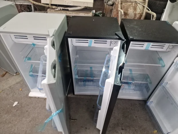 Frizider sa komorom u visini kuhinjskih elemenata