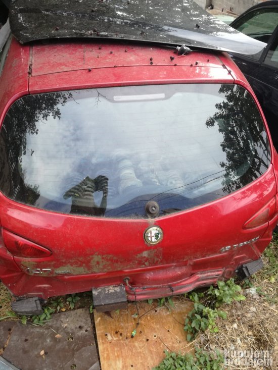 Alfa Romeo 147 GEPEK VRATA SA STAKLOM