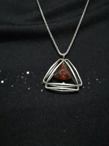 Stari srebrni lancic u stilu Art-decoa sa cilibarom