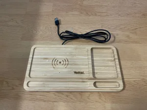 Bamboo organizer sa wireless bezicnim punjacem