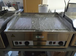 El roštilj sa ravnom/rebrastom pločom M-line Bar EG600LR