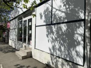 Izdajem lokal od 200m2 u prometnoj ulici