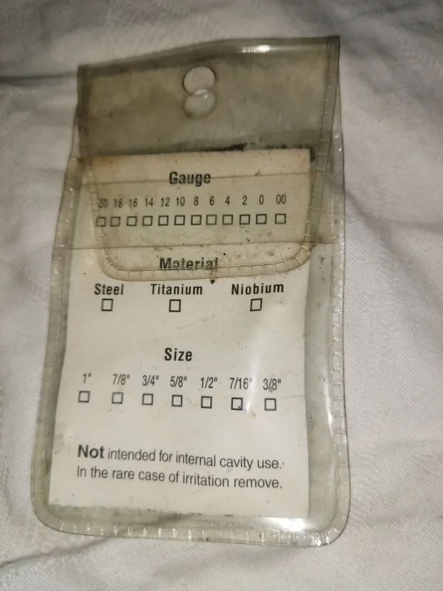 Pirsing za pupak sa cirkonom