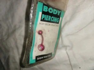 Pirsing za pupak sa cirkonom