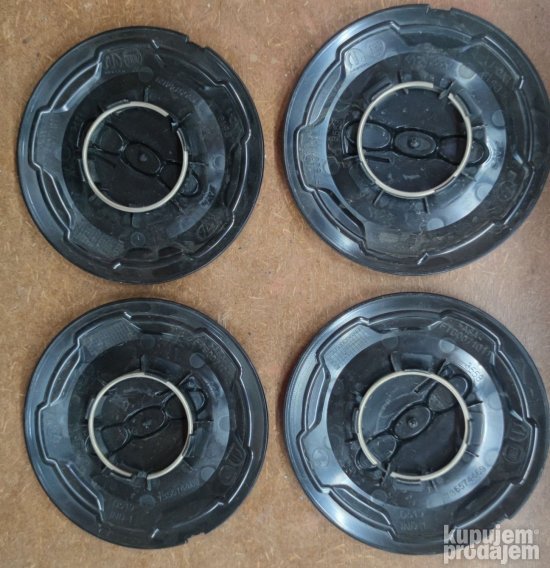 Fiat 500L crveni čepovi poklopci