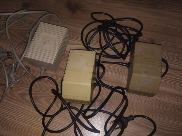 Commodore 64 tri adaptera