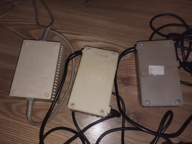 Commodore 64 tri adaptera