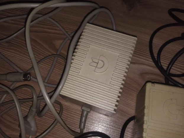 Commodore 64 tri adaptera