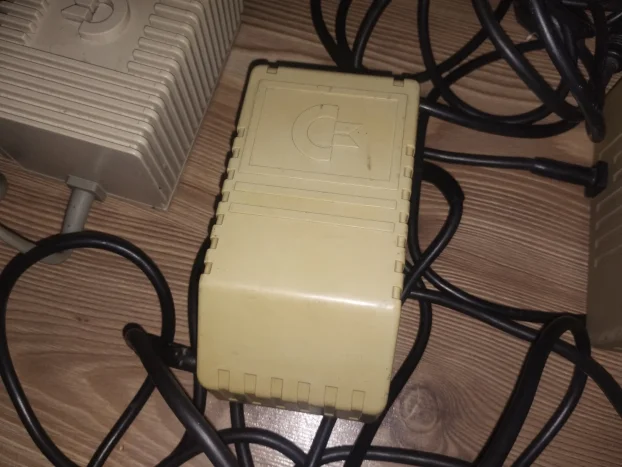 Commodore 64 tri adaptera