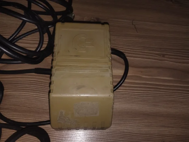 Commodore 64 tri adaptera