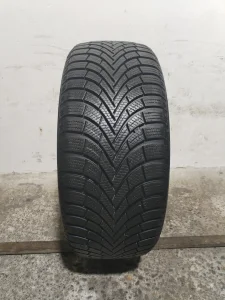 2843. Guma MAXXIS 17-ica, ZIMSKA 215/45, Šara 7.7 mm,DOT2322