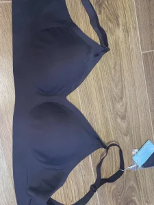 Grudnjak sa etiketom XL i bez zica