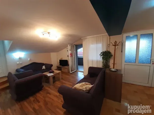 Izdaje se dvoiposoban stan u kući, u Donjoj Vrežini, 100m2
