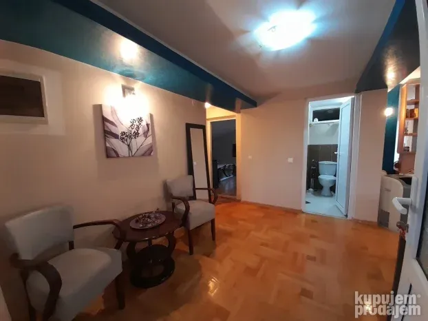 Izdaje se dvoiposoban stan u kući, u Donjoj Vrežini, 100m2