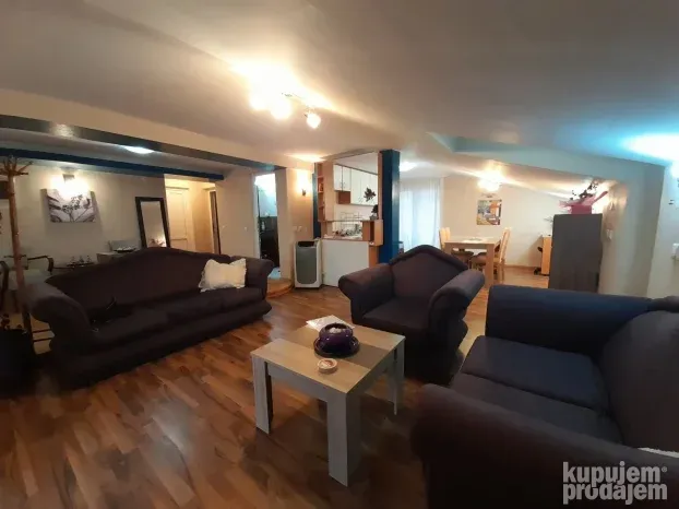 Izdaje se dvoiposoban stan u kući, u Donjoj Vrežini, 100m2