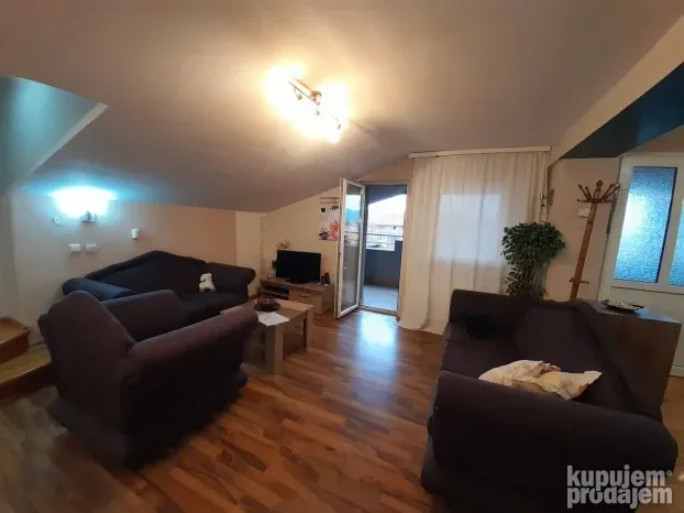 Izdaje se dvoiposoban stan u kući, u Donjoj Vrežini, 100m2
