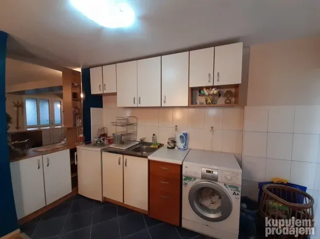 Izdaje se dvoiposoban stan u kući, u Donjoj Vrežini, 100m2