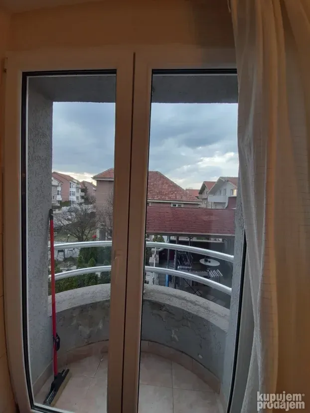 Izdaje se dvoiposoban stan u kući, u Donjoj Vrežini, 100m2
