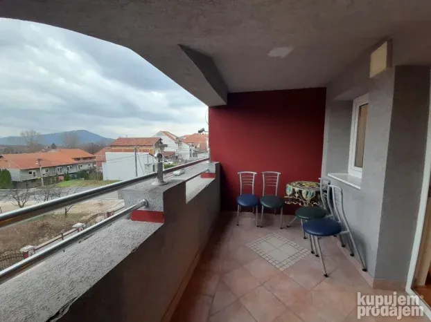 Izdaje se dvoiposoban stan u kući, u Donjoj Vrežini, 100m2
