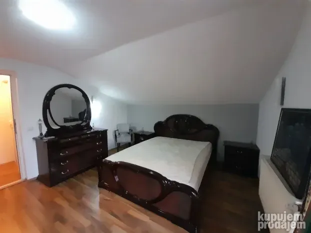 Izdaje se dvoiposoban stan u kući, u Donjoj Vrežini, 100m2