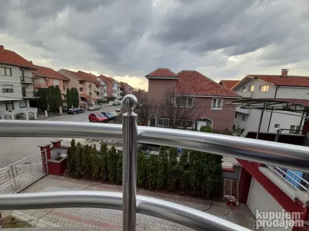 Izdaje se dvoiposoban stan u kući, u Donjoj Vrežini, 100m2