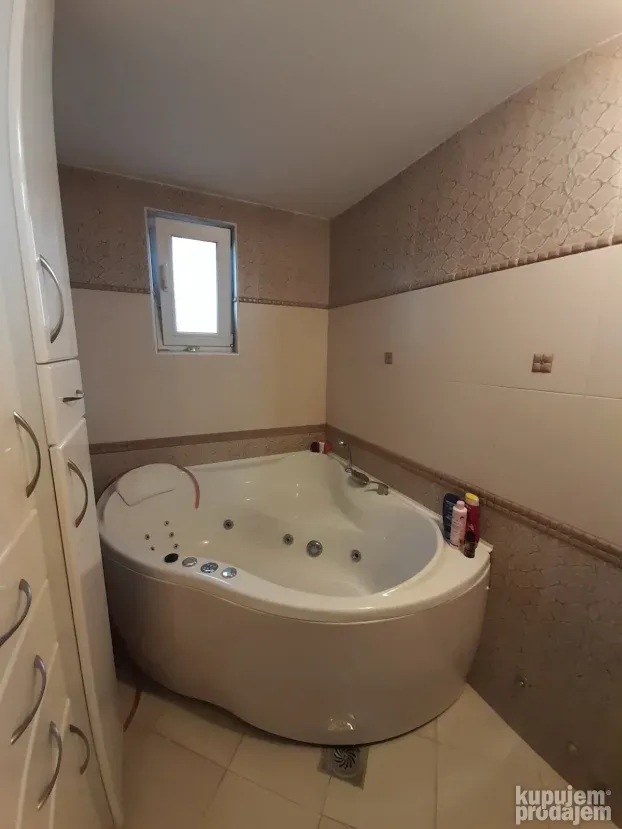Izdaje se dvoiposoban stan u kući, u Donjoj Vrežini, 100m2