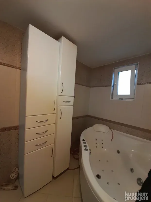 Izdaje se dvoiposoban stan u kući, u Donjoj Vrežini, 100m2