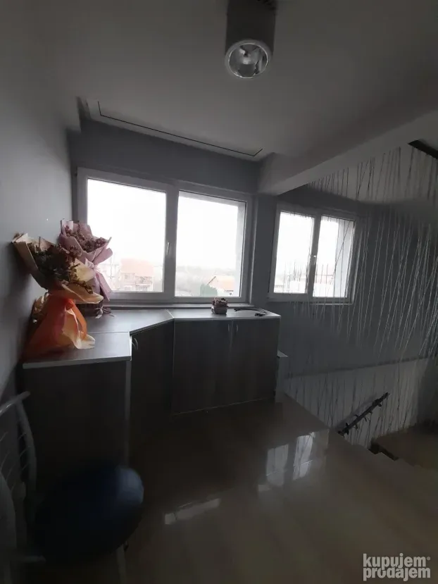 Izdaje se dvoiposoban stan u kući, u Donjoj Vrežini, 100m2