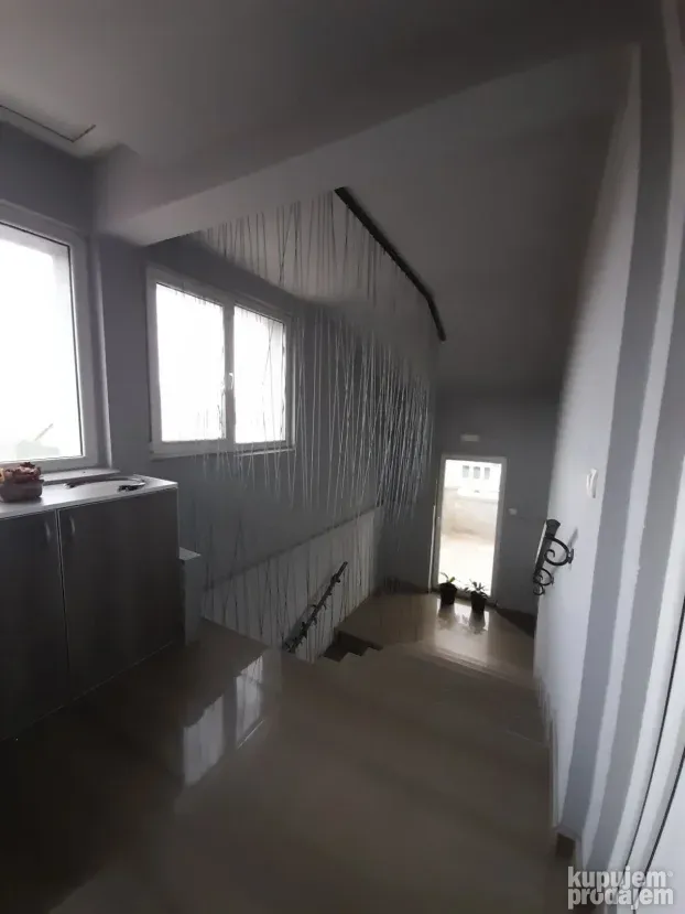 Izdaje se dvoiposoban stan u kući, u Donjoj Vrežini, 100m2