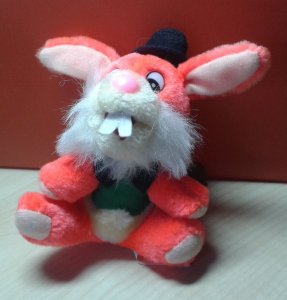 Zec u crnom šeširu Viktory 15 cm visok